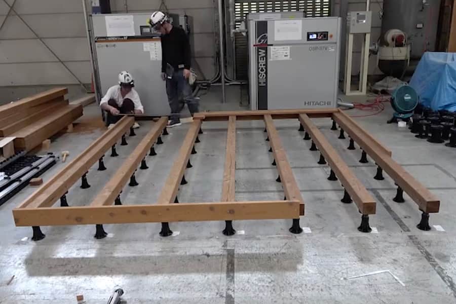 従来工法（ビス留め）