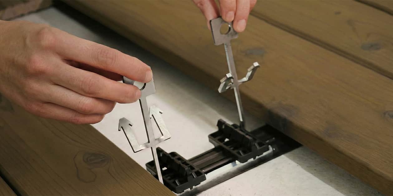 取り付けたデッキ材は、専用金物で簡単に取り外し可能